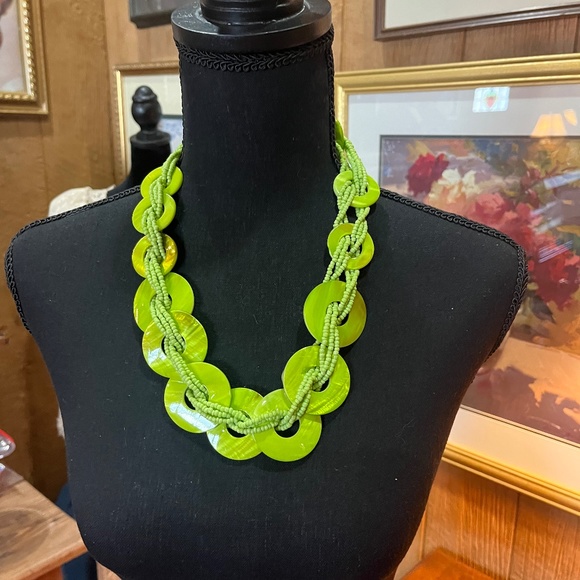 Jewelry - Vintage green necklace